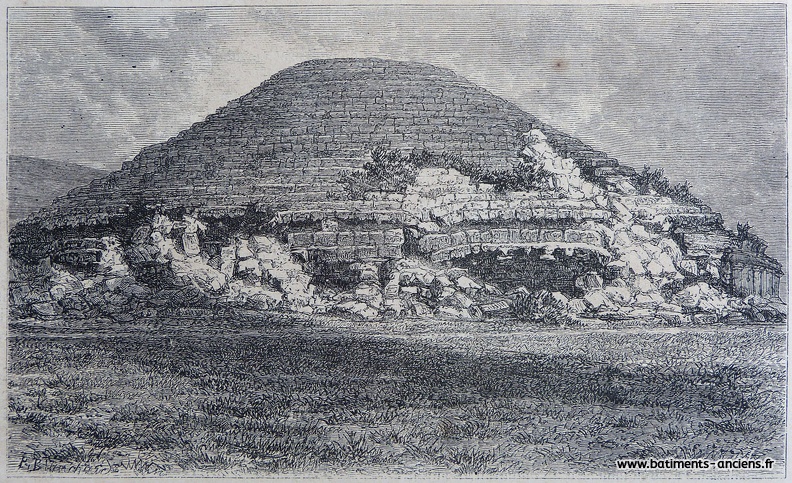 Vue générale du mausolée royal de Maurétanie, anciennement appelé tombeau de la Chrétienne. Ce mausolée d'époque numide, situé en Algérie à Sidi Rached, est un imposant tumulus d'environ soixante mètres de diamètre pour trente deux mètres de hauteur. C'est un monument de tradition locale influencé par la culture gréco-romaine. Il est inscrit au patrimoine mondial de l'UNESCO. On devine à droite les colonnes avec chapiteaux ioniques. La partie centrale est éboulée. P1270455.jpg