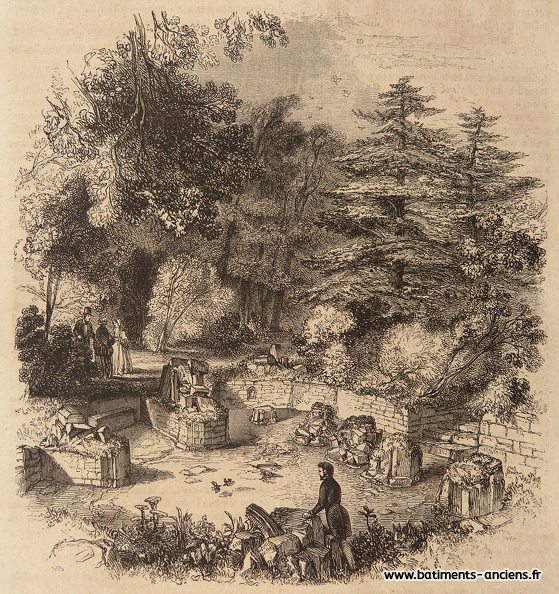 Vue des ruines de la crypte d'Harold à l'abbaye de Battle (abbaye de la Bataille) dans le Sussex en Angleterre (Royaume-Uni). Cette abbaye est toute proche du site de la bataille d'Hastings, et les ruines de cette crypte seraient associées à Harold Godwinson, dernier roi anglo-saxon d'Angleterre. La vue de ces ruines, très romantique, est probablement imaginaire. On y voit les bases d'un édifice de plan circulaire comportant quelques piliers. Les vestiges sont entourée d'une épaisse forêt, des promeneurs viennent découvrir ce lieu bucolique. P1280048.jpg