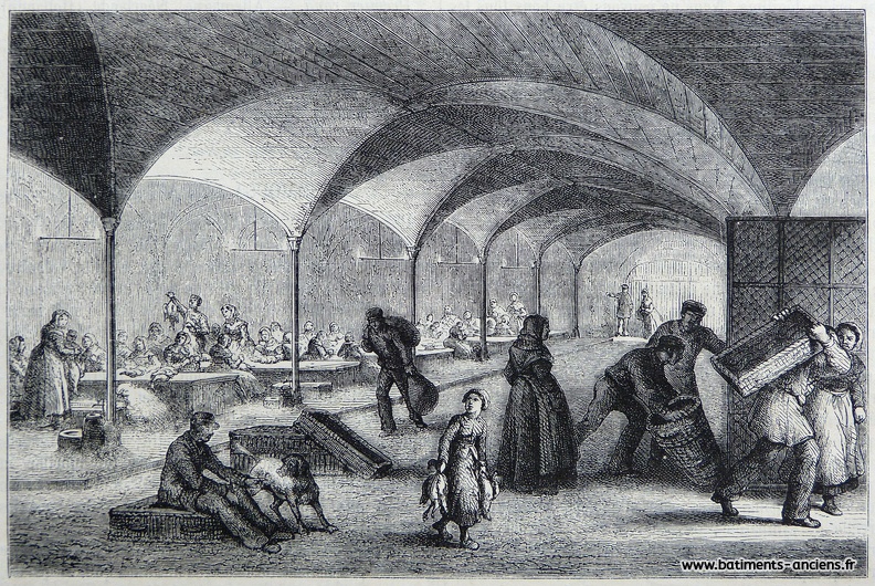 Une vue du marché aux volailles des Halles à Paris (Île-de-France). Situé en sous sol d'un pavillon, cette vaste salle est couverte de voûtes en briques portées par de fines colonnes de fonte caractéristiques de cette architecture fonctionnelle du XIXe siècle. Au premier plan des manutentionnaires appelés forts des halles portent des paniers et des sacs. Au second plan, éclairées par des becs de gaz, des femmes plument et préparent les volailles. P1270442.jpg