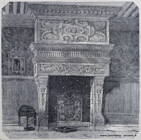 Vue d'une imposante cheminée de style renaissance au château de Launay, près de Lude dans la Sarthe. Cette très grande cheminée en pierre est richement sculptée, particulièrement son manteau décoré de trois grandes corniches. Une taque (plaque foyère) décorée d'un blason occupe le fond du foyer. Le sol de la pièce est couvert de grandes dalles de pierre, quelques livres sont disposés à proximité de la cheminée. Le plafond est à la française tandis que le mur est couvert de boiseries en partie basse. P1270443.jpg