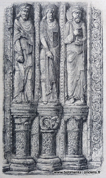 Vue du côté gauche du portail sud datant du XIIIe siècle : trois statues colonnes de prophètes. Couronnés, avec un grand drapé, deux d'entre eux tiennent un livre tandis que le troisième tient un phylactère. La cathédrale de Bourges et ses sculptures de grande qualité sont inscrites au patrimoine mondial de l’UNESCO. C'est une des cathédrales gothiques françaises les plus renommées. P1270452.jpg
