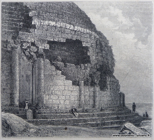 Vue de détail du mausolée royal de Maurétanie, anciennement appelé tombeau de la Chrétienne. Ce mausolée d'époque numide, situé en Algérie à Sidi Rached, est un imposant tumulus d'environ soixante mètres de diamètre pour trente deux mètres de hauteur. C'est un monument de tradition locale influencé par la culture gréco-romaine. Il est inscrit au patrimoine mondial de l'UNESCO. Prenant appui sur un podium de quelques marches, une série de colonnes engagées ceinture le mausolée. P1270456.jpg