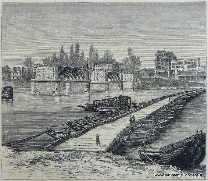 Vue d'un pont de bateaux construit en remplacement du pont d'Asnières-sur-Seine (Île-de-France) détruit durant le siège de Paris (1870-1871). De nombreuses barques solidement arrimées supportent un tablier en bois constitué de forts bastaings. Un soldat et quelques civils traversent le pont. En arrière plan, le pont détruit dont les piles et quelques travées sont encore visibles. Sur l'autre berge de la Seine, quelques habitations également ruinées par la guerre. P1270464.jpg