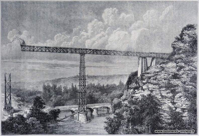 Vue du viaduc de Rouzat durant sa construction en 1869. Ce viaduc ferroviaire construit par Eiffel et Cie permet à la ligne Commentry - Gannat de franchir la Sioule à une hauteur de soixante mètres. Il est totalement en métal, y compris ses deux piles, ce qui était une innovation pour Gustave Eiffel. On voit une travée et la seconde pile en cours de montage, une petite grue est installée au bout du porte-à-faux. L'ancien pont de pierre sur la Sioule est encore visible au pied du nouveau viaduc. P1270466.jpg